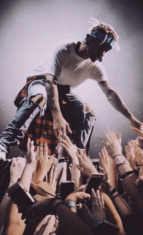 贾斯汀比伯暴风晒照怀念演唱会舞台魅力无限海莉秀美人鱼装温柔似水