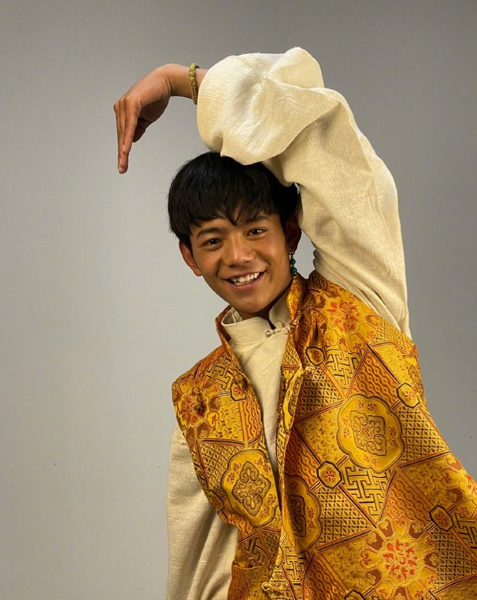 丁真舞台上走秀很腼腆,路人镜头太养眼,美颜滤镜后的样子让人笑喷!