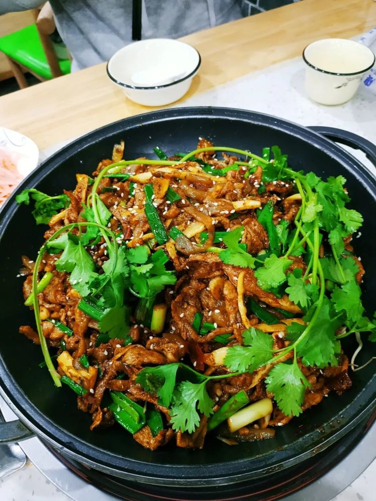 余庆剔骨鸭采用黔北农村特有的自然放养的大头鸭(也称麝香鸭)制作.