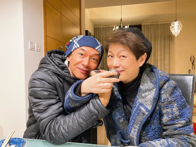 江华夫妇庆祝结婚28周年喝交杯酒甜蜜似初恋月租3万别墅曝光