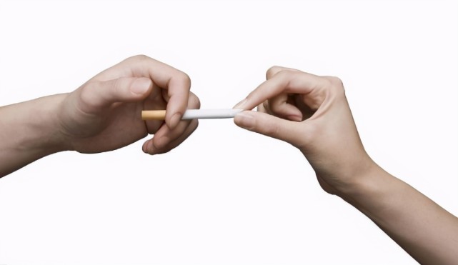 职场潜规则:领导给你递烟,不懂事的会直接伸手接,难怪混得差