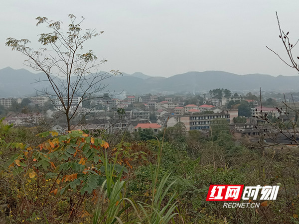 涟源市斗笠山镇,栋栋民居错落有致. 依法监管,建设经济量质齐升