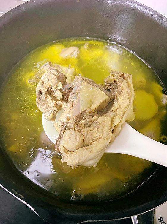 冬至快到了,教大家炖鸡汤,做法简单,鲜美营养滋补,清爽不油腻