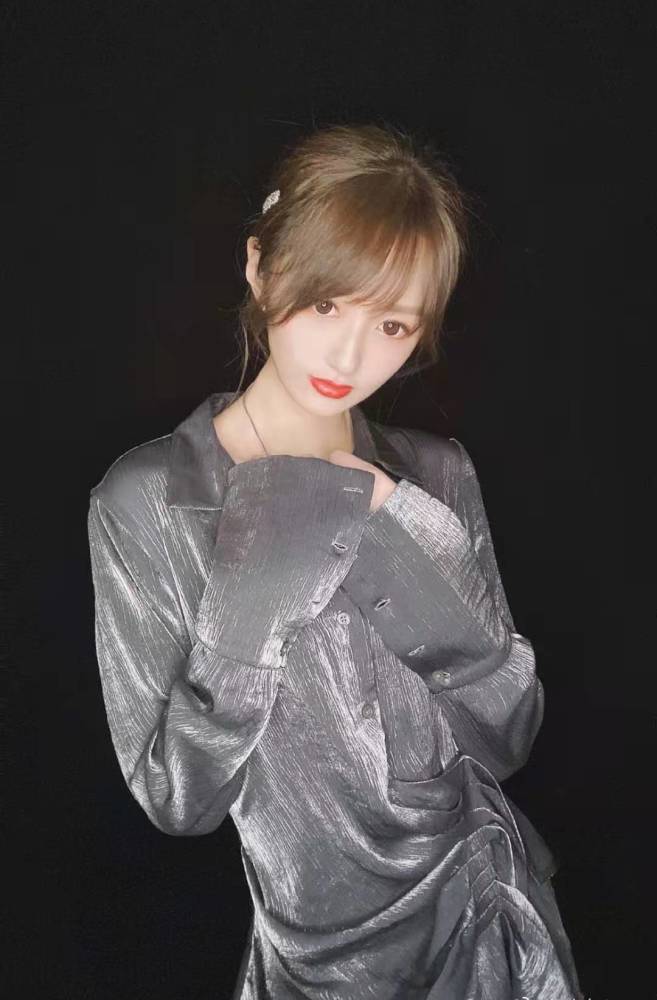 nba主播小七晒美照肤白貌美身材苗条有型比美娜更漂亮