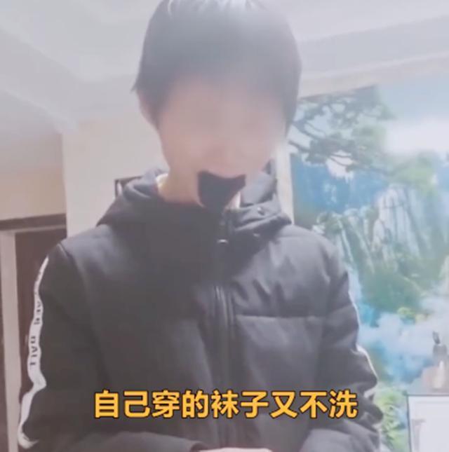 父親的硬核教育,不洗襪子就把臭襪子塞嘴裡