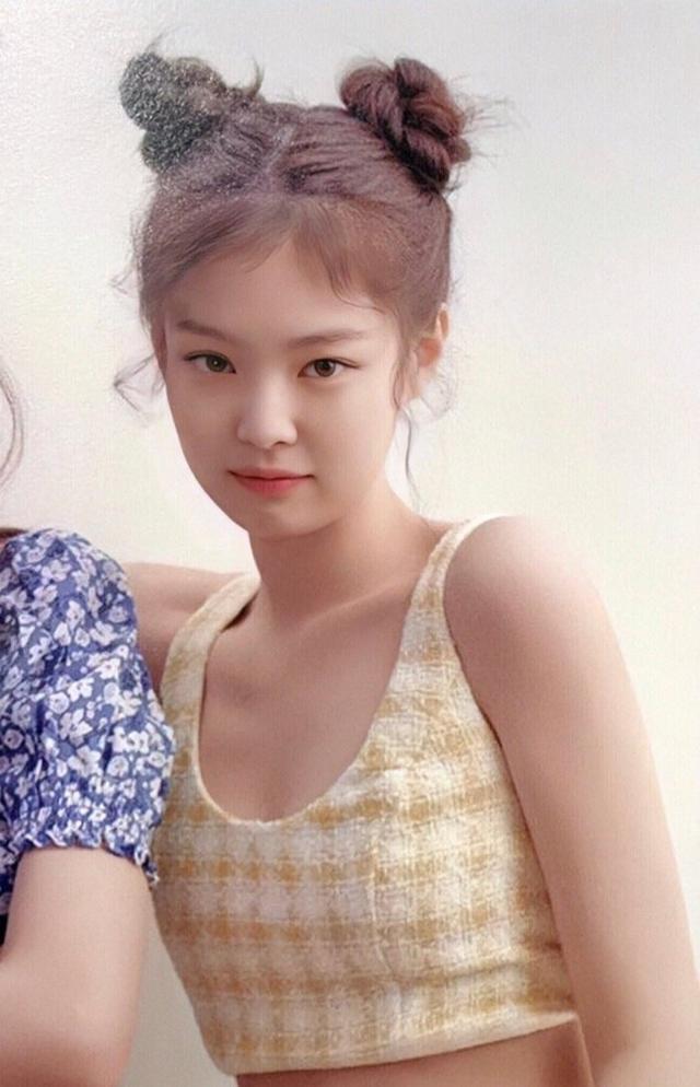 韩星jennie拍大片扎丸子头,发际线又高又秃,撞脸小s女儿