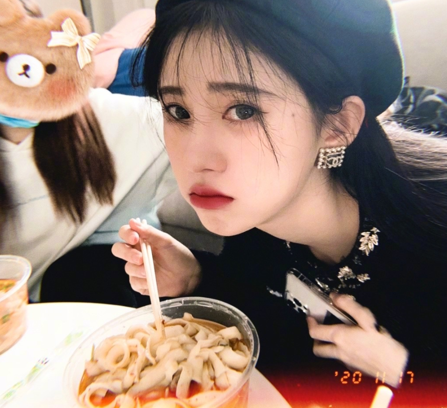 鞠婧祎大口吃面妆容美好颜值在线真的吃进嘴里了么