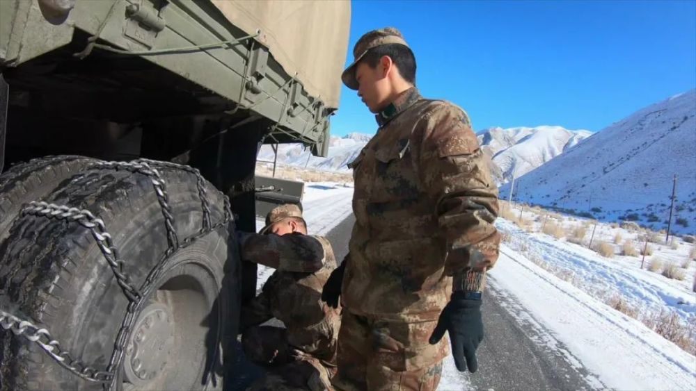 新藏线上高原汽车兵昼夜兼程运送物资到边防