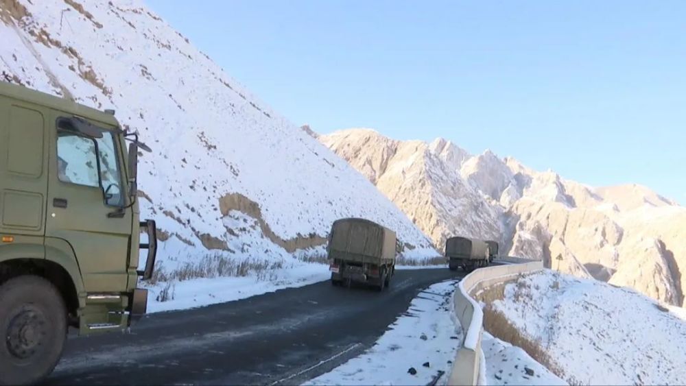 新藏线上高原汽车兵昼夜兼程运送物资到边防