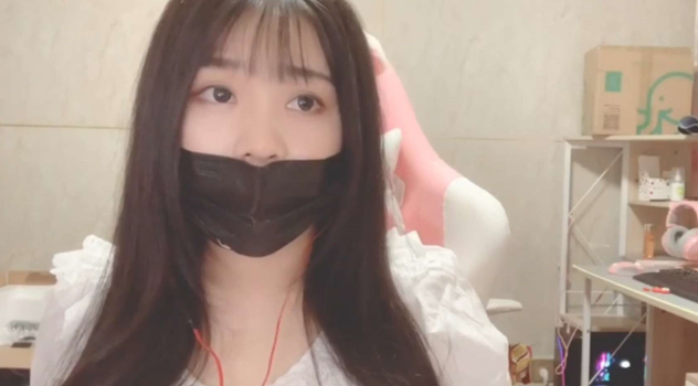 小团团和仙某某pk尬歌,团子现场又唱神曲被刷屏