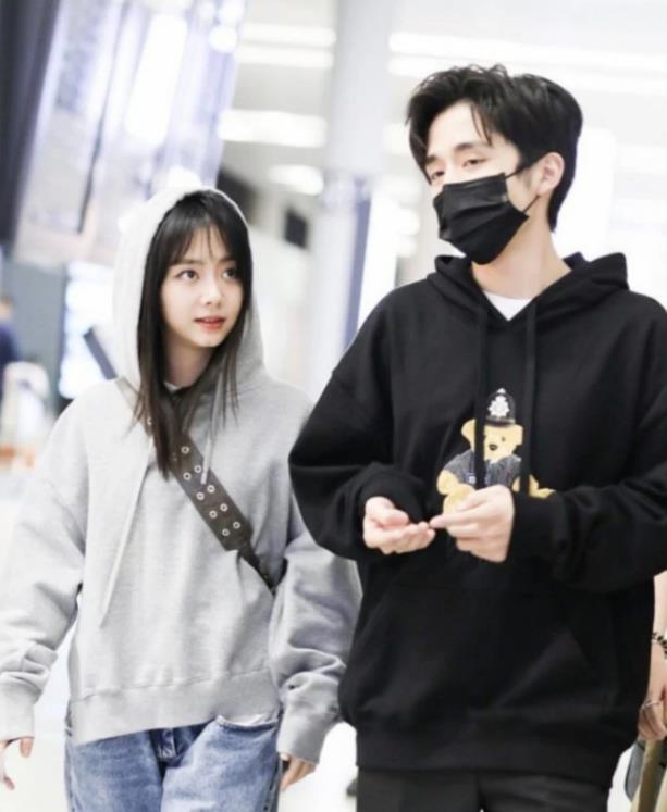 30岁谭松韵太显嫩穿卫衣配牛仔裤与25岁张新成同框不显年龄差