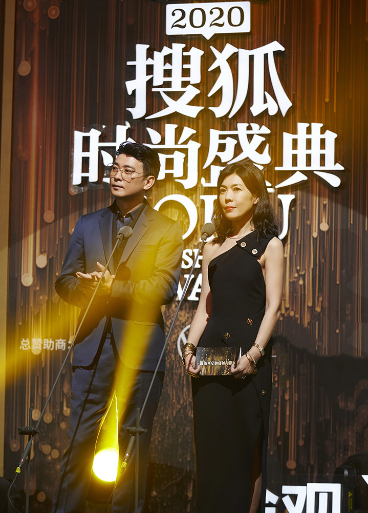 保剑锋出席时尚盛典活动 金丝眼镜造型尽显儒雅气质