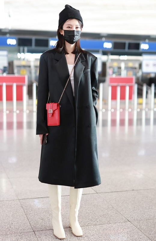 乔欣真会穿黑色大衣和白色的长筒靴凸显出时尚感凸显出时尚感