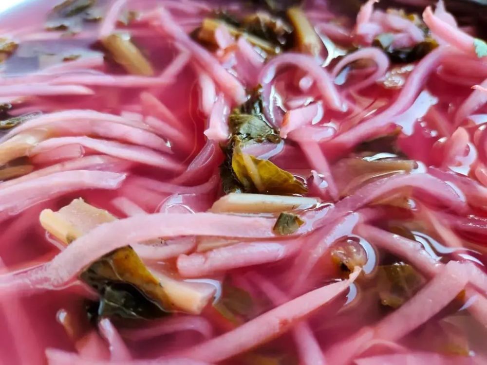 上好的猪脚肉配上富源酸菜,中和了其油腻,再配上秘制蘸水,外酥内香,肥