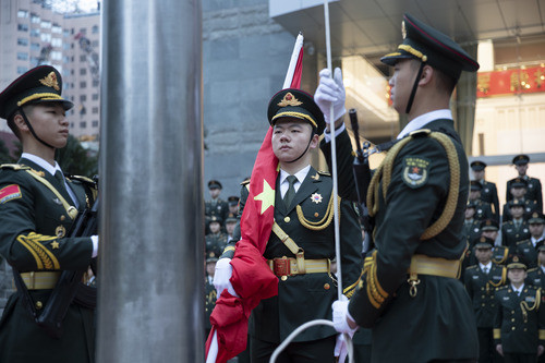驻澳门部队举行升国旗仪式庆祝澳门回归21周年