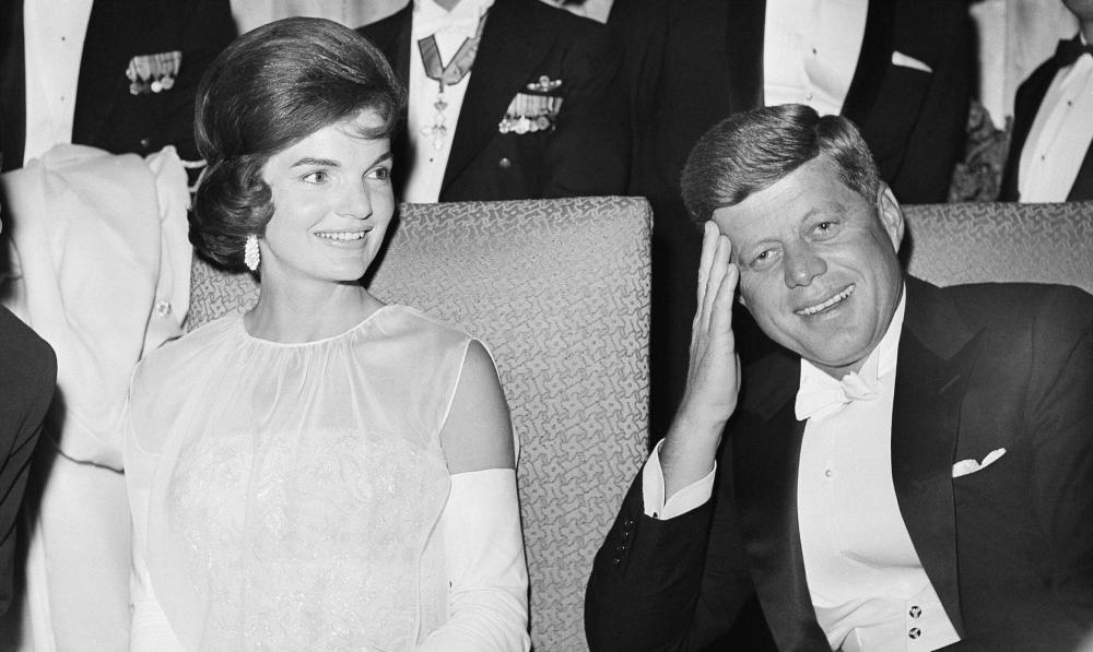 肯尼迪总统和夫人美国历史上有两位非常著名又都被刺杀的总统:林肯和