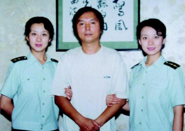 99年的阅兵检,那对被全国人的记住的"最美双胞胎",后来怎么样|张莉莉