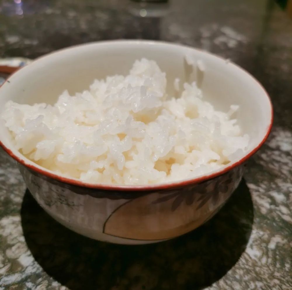 眼前两碗米饭心中一粒飞鸿