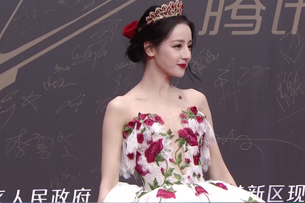 星光红毯颜值大赏杨紫难逃显壮魔咒热巴惊艳似人间富贵花
