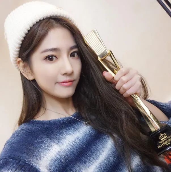 微凉线下照片被扒出,透露年度颁奖晚会行程,只会住yy安排的酒店