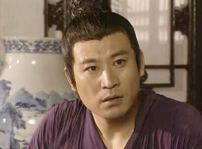 原来李家小女儿李玉湖跟袁不屈是指腹为婚,不料袁家两位家长却意外