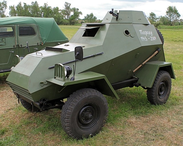 ba-64z的底盘是基于ba-64四轮装甲车研发,不同的是车辆的前轮被改为两