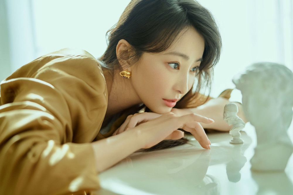 她是倚天屠龙记中的配角为公益不惜半裸现身40岁还是未婚状态