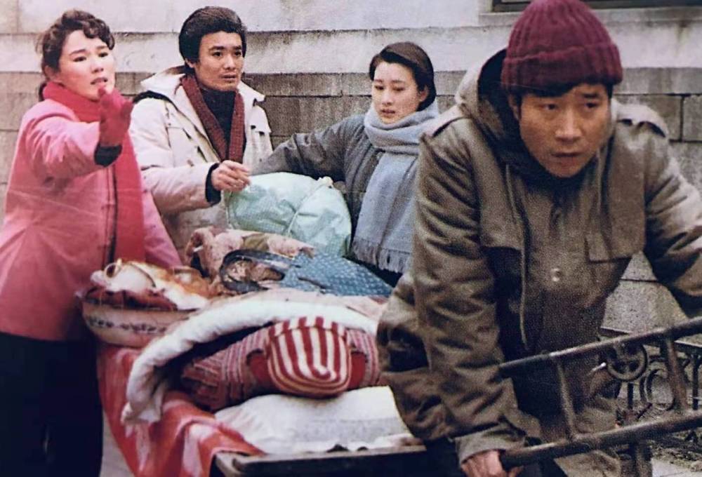 作为我国第一部室内剧,50集电视连续剧《渴望》是1990年底,开始在央视