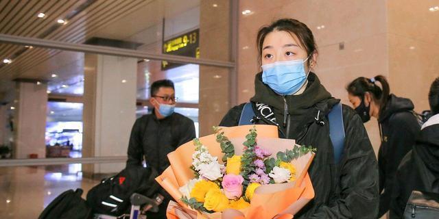 天津女排夺冠回家,李盈莹全程黑脸无笑容,朱婷姚迪两人关系亲切