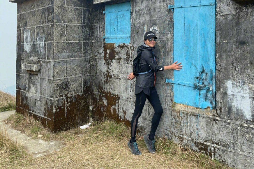 刘嘉玲登山照中状态极佳,健身确实可以带来快乐!_腾讯新闻