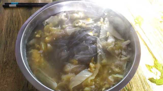 白菜蛋花汤 天气干燥比较渴 想喝点清淡的 粉丝汤 蛋花汤 白菜 鸡蛋 调味 红薯粉丝