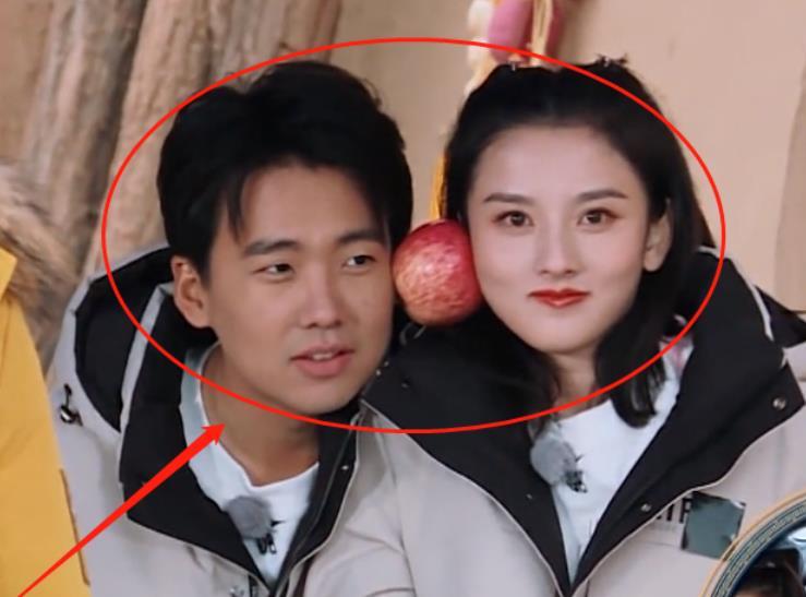 宋祖儿称完体重后郭麒麟帮她扶着架子随后的举动我被暖到了