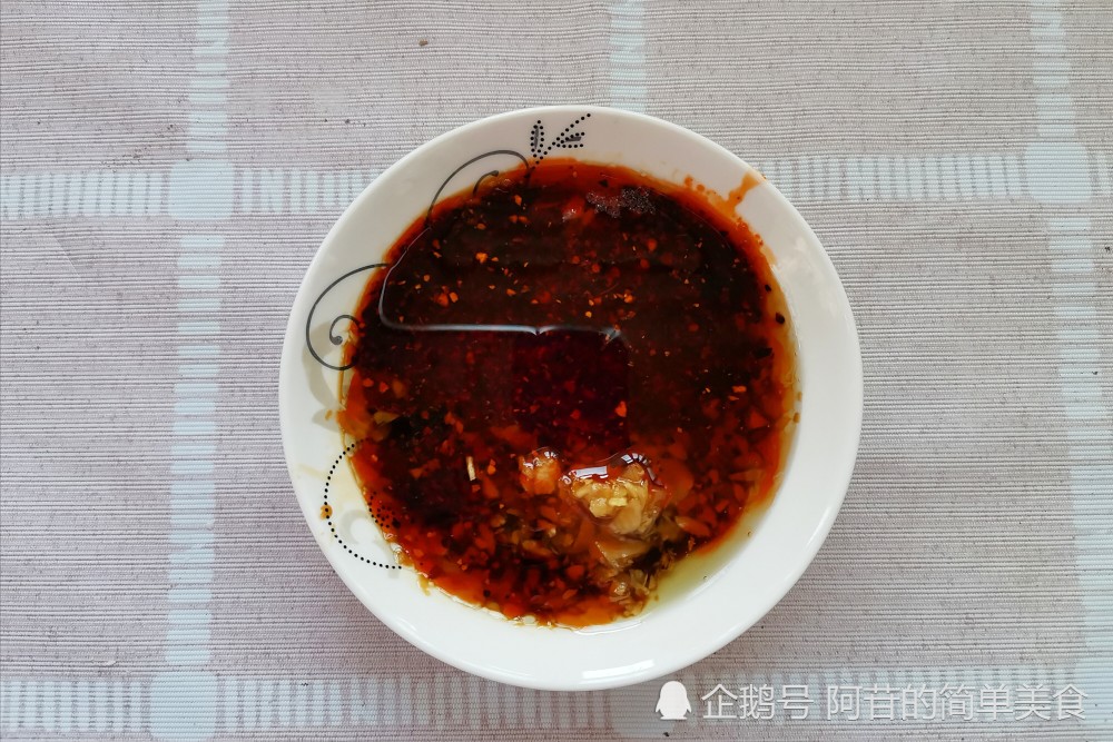 直接吃味道比较清甜,蘸点辣椒水,香辣十足,味道特别