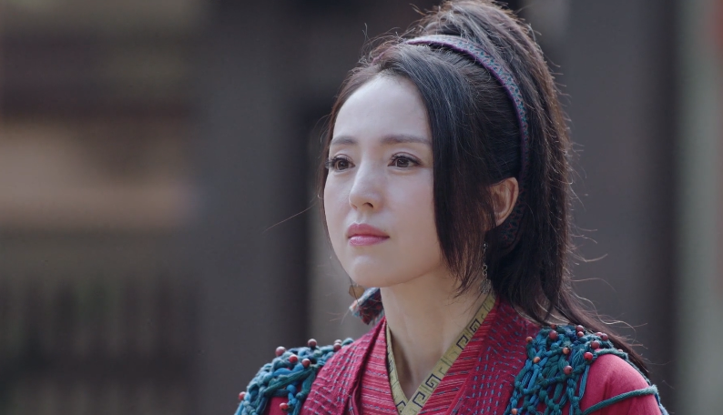 周翡的挂名外婆,董璇扮演的段九娘虽然疯癫,可这个毛躁干枯的发质看得