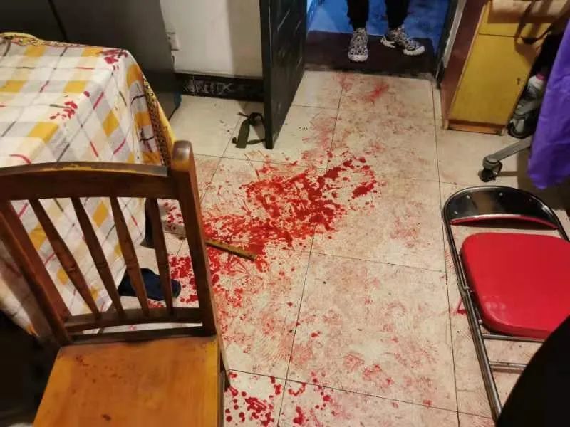 "毒贩持刀拒捕,民警右脸被捅伤,术后仍惦记在逃嫌疑人抓到没