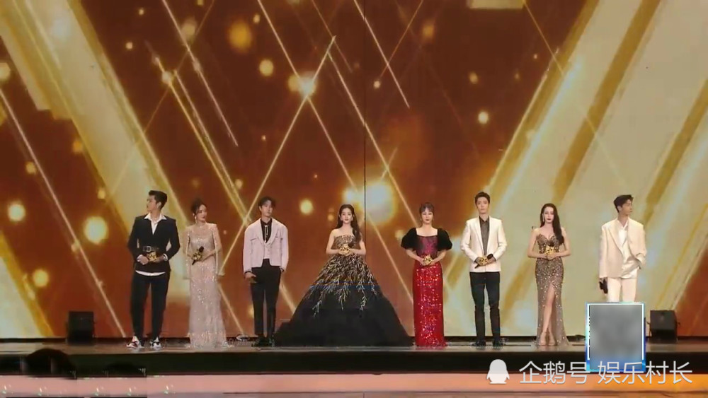 星光大赏vip之星登台肖战王一博再同框迪丽热巴赵丽颖发言照搬二人