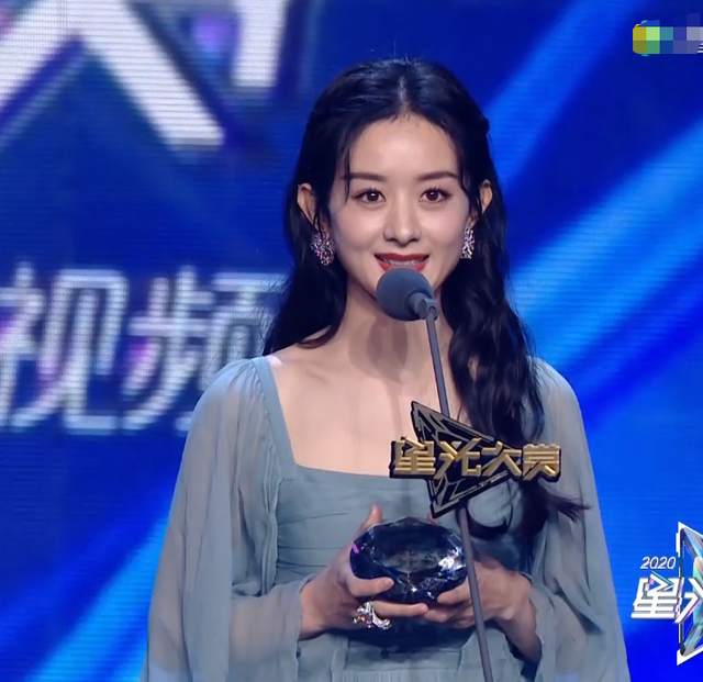 肖战王一博2020年首次同框零互动星光大赏同台领奖远隔千里