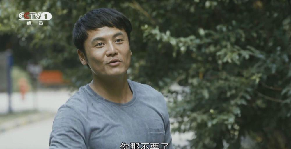 而这次在《装台》中,王艳梅饰演的靳导虽然还是配角,戏份不多,但是她