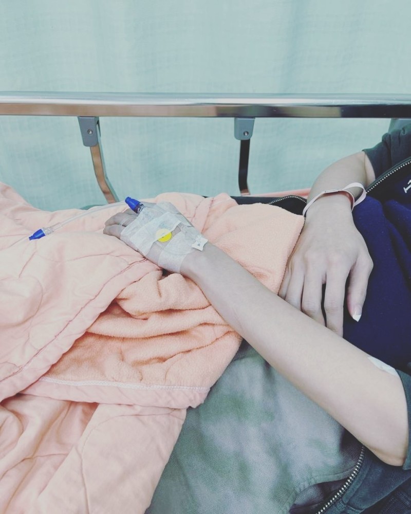 照片中,侯佩岑躺在医院的病床上,手背上插着输液管,皮肤颜色十分苍白