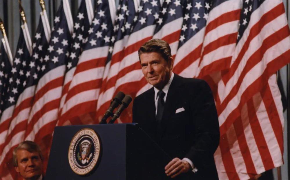 人罗纳德·里根取得了49个州的525张选票大比数胜出,副总统就是老布什