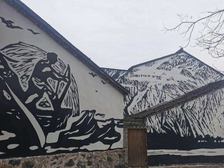 聊着聊着,白鹭湾的村民们聊到了一个人,一名叫顾奕兴的版画家,在这里