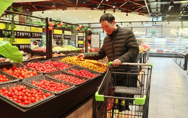 超市肉蛋菜奶货足价稳马安在天恒超市挑选新鲜肉类汨罗融媒体讯(记者