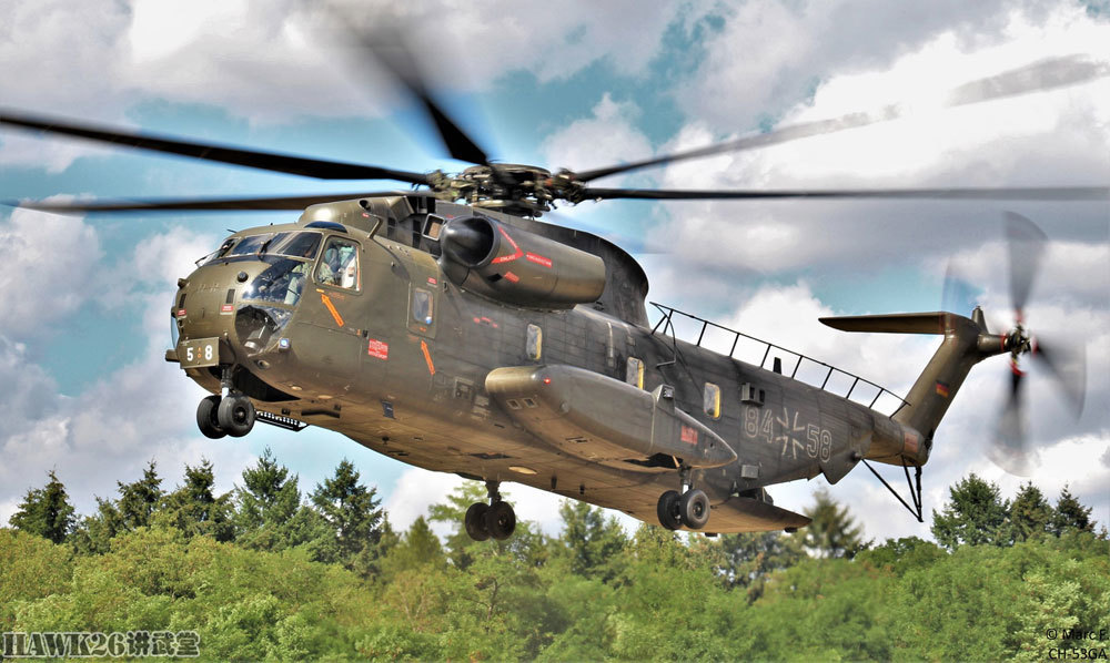 德国陆军航空兵的ch-53g重型直升机正在训练.