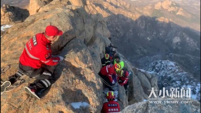 救援队历经4余小时艰险从悬崖边救下颈椎骨折伤者