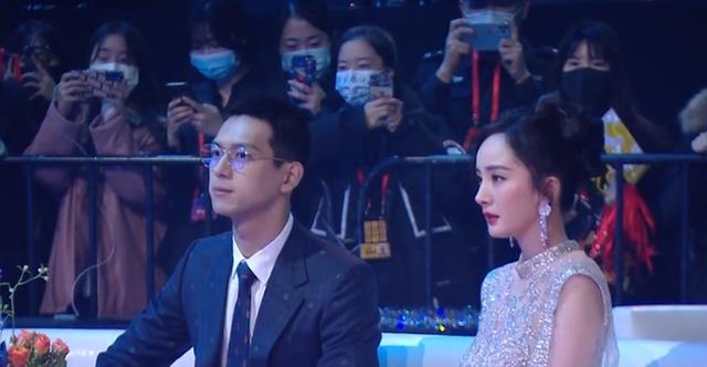 杨幂吴亦凡李现台下玩游戏,星光大赏晚会的舞台下三人同台同框