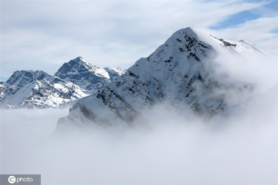 俄罗斯索契高加索山脉冬日银装素裹宛如童话仙境