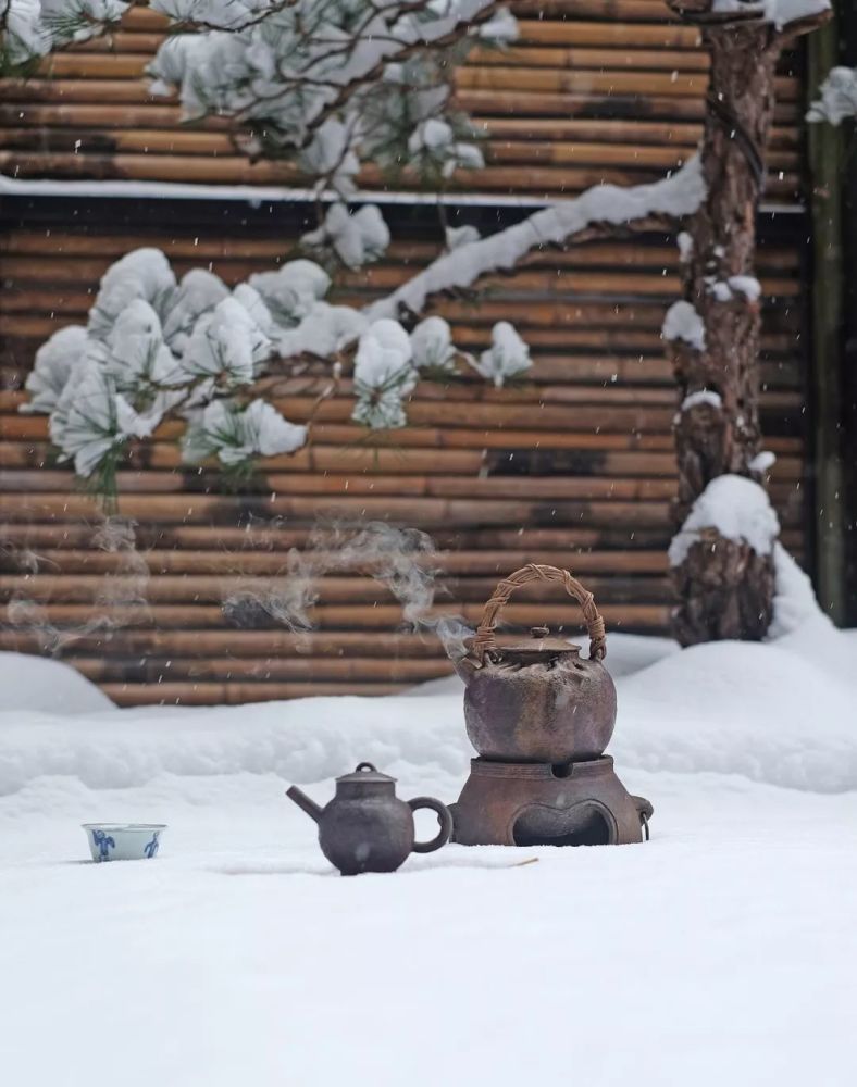 无论充满烟火气息的围炉闲话,还是别具高格的煮雪烹茶.
