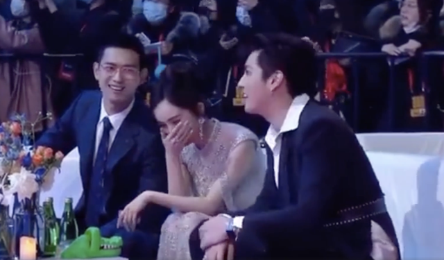 杨幂吴亦凡李现台下玩游戏,差点领错奖,像上课开小差的学生