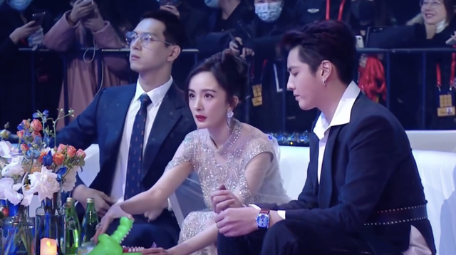 杨幂吴亦凡李现台下玩游戏,差点领错奖,像上课开小差的学生