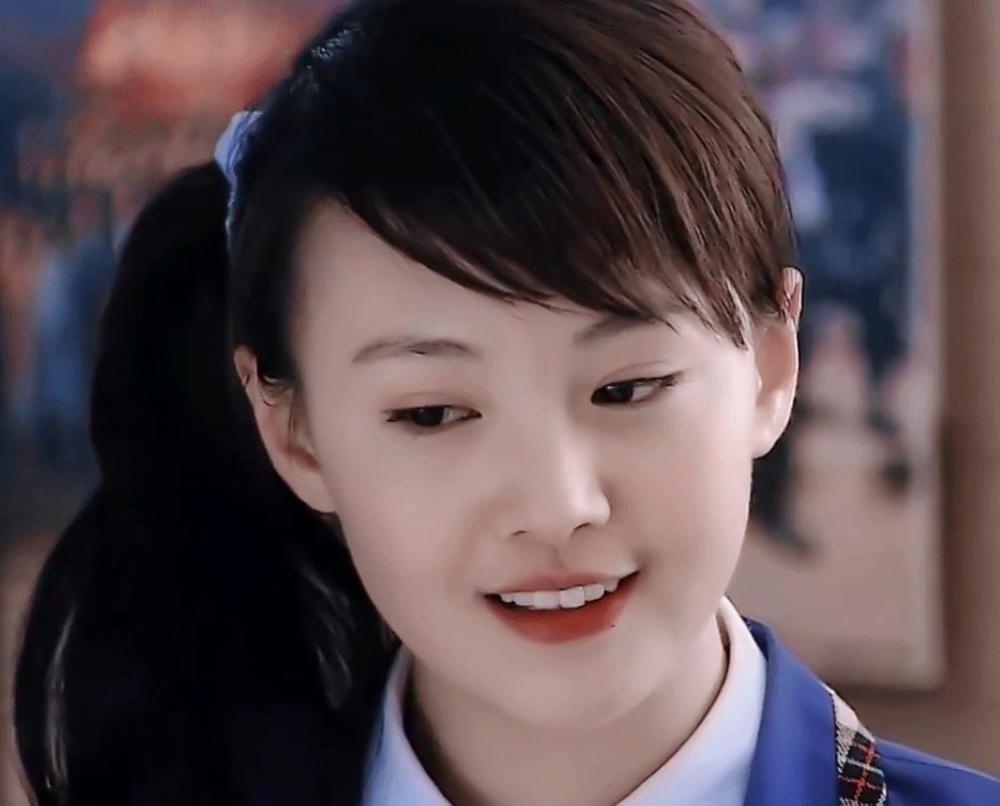 郑爽确认加入《刘老根4》,大合照站c位抢眼,清纯甜笑比"楚雨荨"还美!